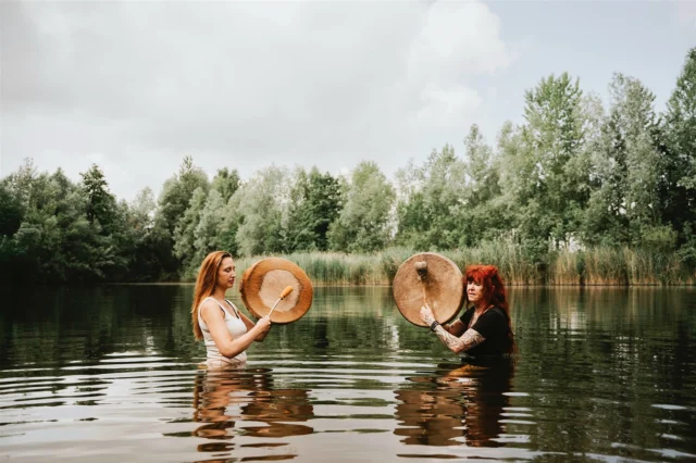 BRANDINGSHOOT IN HET WATER ☾

Wat was dit een heerlijke shoot! Als er water in de buurt is, is de kans groot dat je er met mij in belandt. Lucky me, gelukkig stonden @komorebi.rituals en @soundsofyoka.nl daar helemaal voor open!

Midden in het pulserende water, omringd door de klanken van twee drums én deze prachtige vrouwen was ik getuige van magische soundhealing!