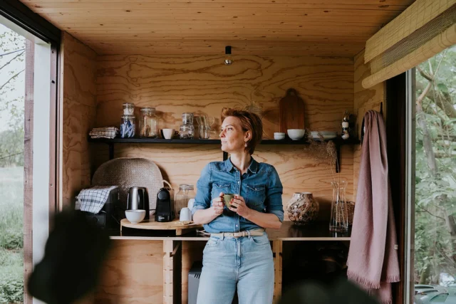 WERKPLEK ☾

Van rommelige ateliers en rustgevende yogaruimtes tot ambachtelijke schuren, creatieve studio’s of zoals bij @otteliendewit een tiny office midden in de natuur. Ik heb een enorme liefde voor werkplekken die nét even anders zijn. Heb jij een bijzondere plek waar jij helemaal tot je recht komt en wil je die vast laten leggen? Stuur me een berichtje, ik kom graag bij je langs!